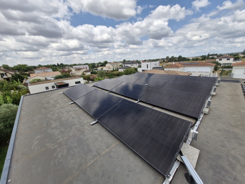 Installation de panneaux solaires sur toit plat à Lespinasse en Haute-Garonne