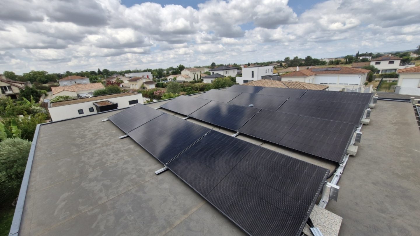Installation de panneaux solaires sur toit plat à Lespinasse en Haute-Garonne
