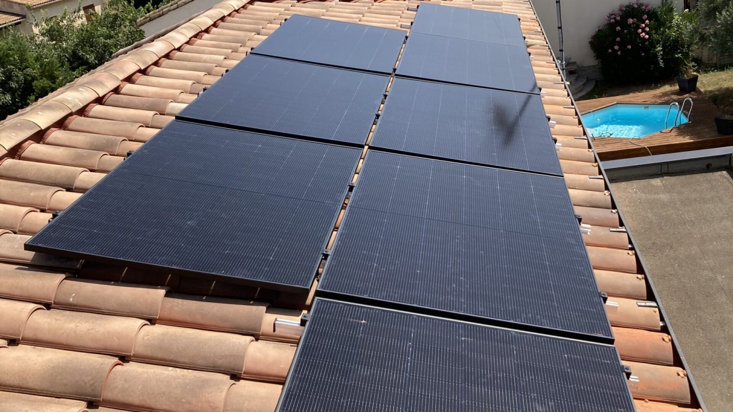 Installation d’un champ photovoltaïque de 4,25kWc sur la commune de Mus dans le Gard. 10 panneaux DualSun, couplés à des micro-onduleurs de la marque APsystems